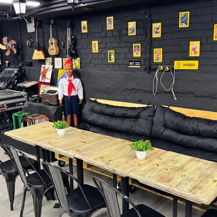 Аренда музыкального лофта с караоке в стиле 80-90-х годов.